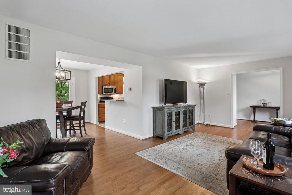 Image 7 of property listing at 11204 TRIPPON CT, North Potomac, MD 20878