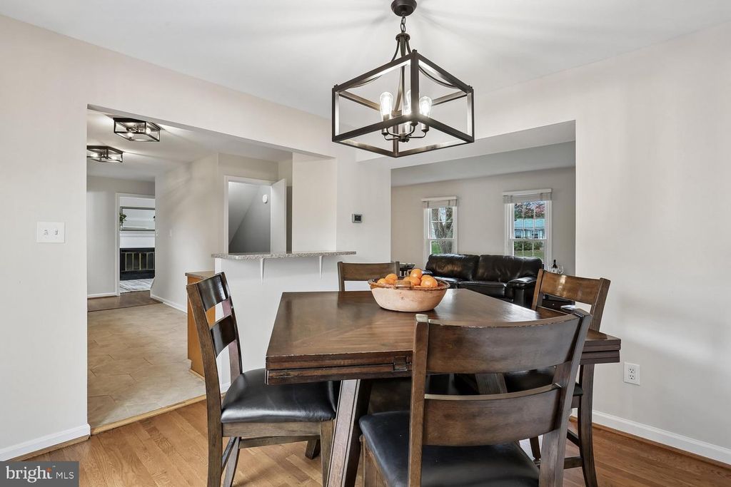 Image 9 of property listing at 11204 TRIPPON CT, North Potomac, MD 20878