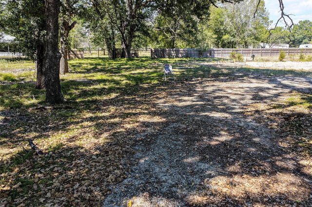 15 Creek Point, Huntsville, TX 77320