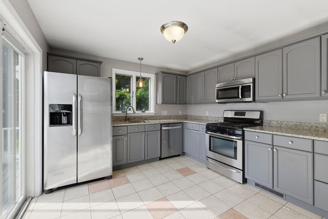 16 Elm St, Reading, MA 01867