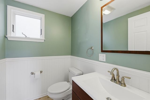 16 Elm St, Reading, MA 01867