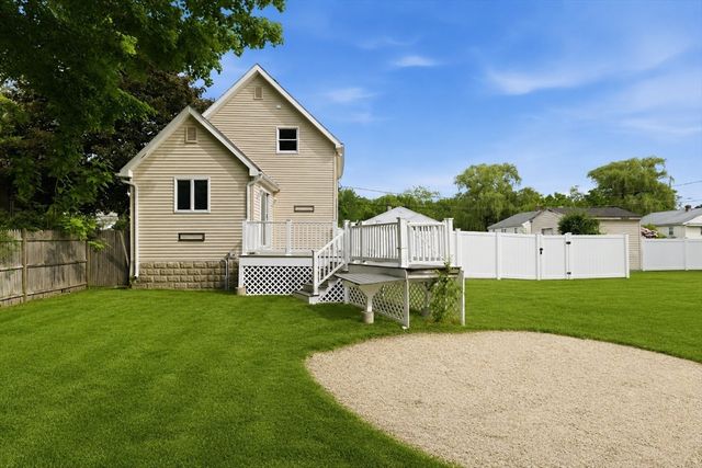 16 Elm St, Reading, MA 01867