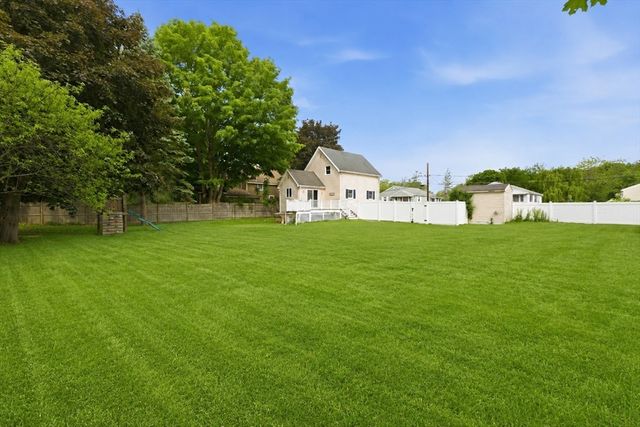 16 Elm St, Reading, MA 01867