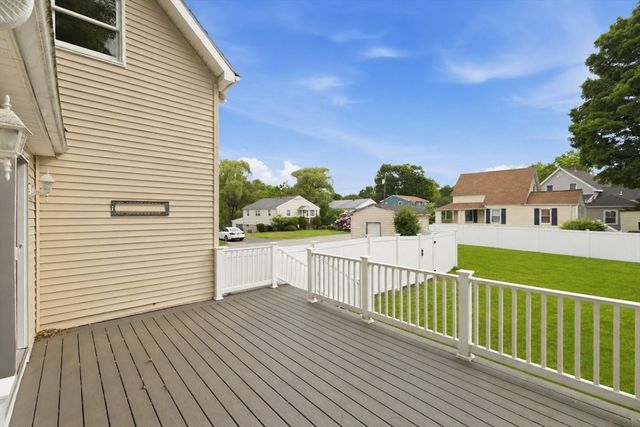 16 Elm St, Reading, MA 01867