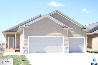 7237 E Waters Edge Pl Place, Sioux Falls, SD 57110