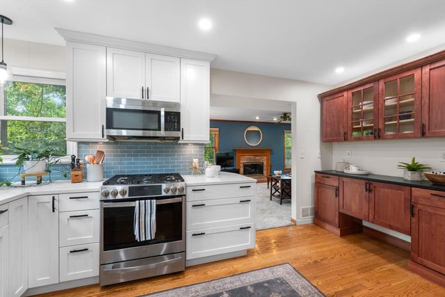 9125 N Meadowlark LANE, Bayside, WI 53217