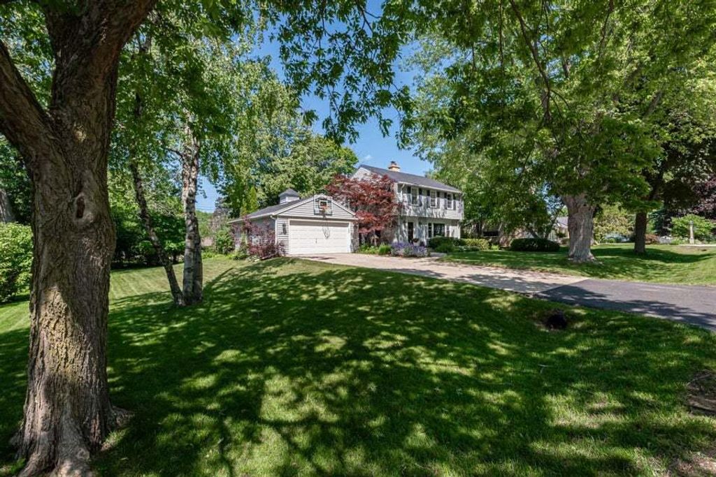 9125 N Meadowlark LANE, Bayside, WI 53217