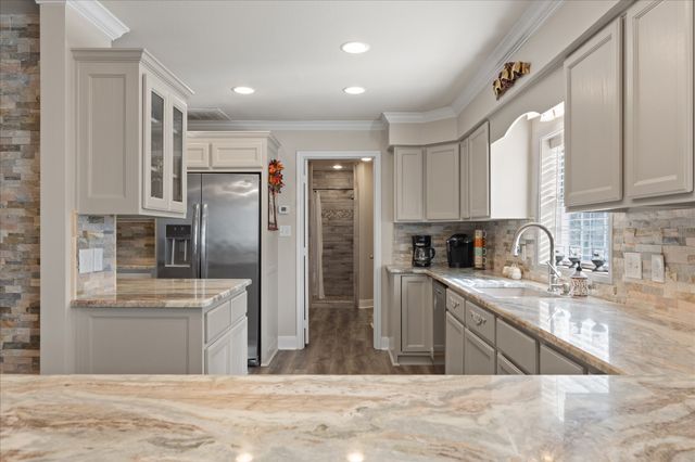 2118 W Lake Drive, Gladewater, TX 75647
