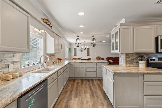2118 W Lake Drive, Gladewater, TX 75647