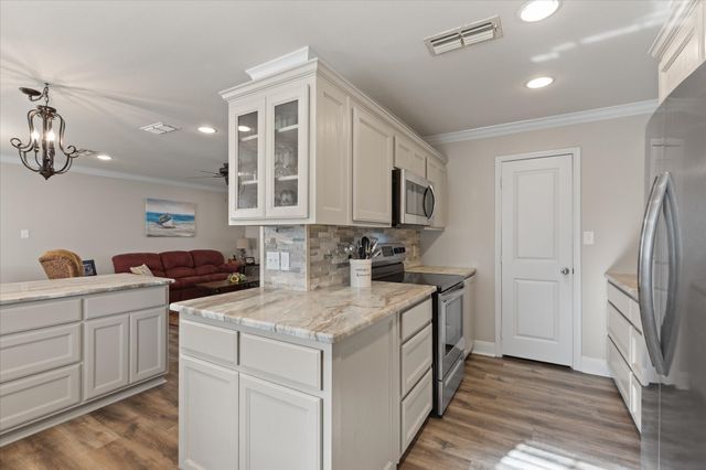 2118 W Lake Drive, Gladewater, TX 75647