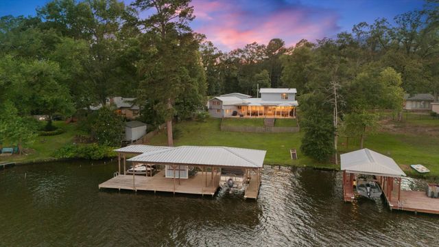 2118 W Lake Drive, Gladewater, TX 75647