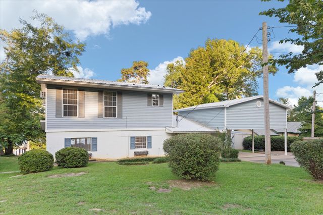2118 W Lake Drive, Gladewater, TX 75647