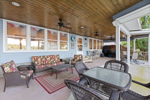 2118 W Lake Drive, Gladewater, TX 75647