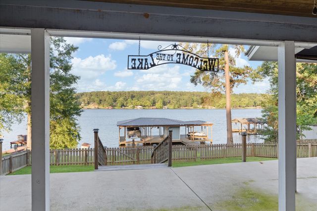 2118 W Lake Drive, Gladewater, TX 75647