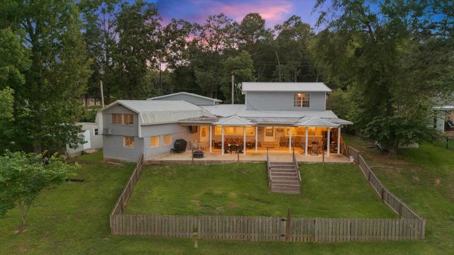 2118 W Lake Drive, Gladewater, TX 75647