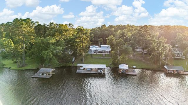 2118 W Lake Drive, Gladewater, TX 75647