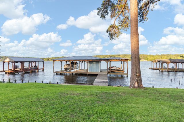 2118 W Lake Drive, Gladewater, TX 75647