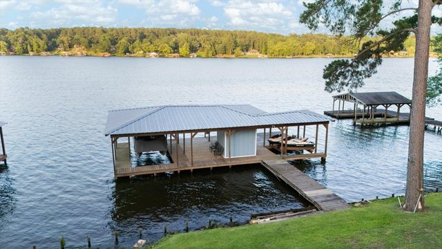 2118 W Lake Drive, Gladewater, TX 75647
