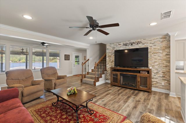 2118 W Lake Drive, Gladewater, TX 75647