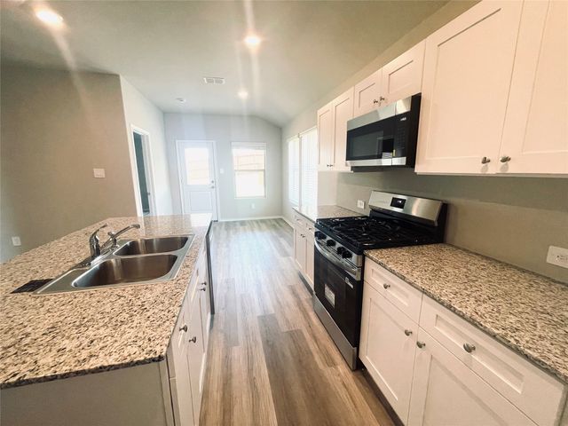 5552 Rollins Drive, Krum, TX 76249
