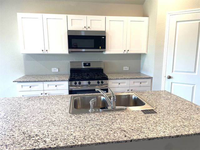 5552 Rollins Drive, Krum, TX 76249