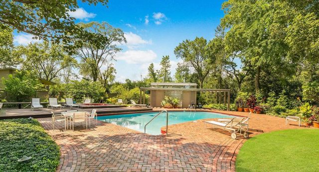 1530 W Cedar LANE, River Hills, WI 53217