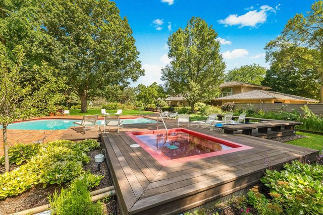 1530 W Cedar LANE, River Hills, WI 53217