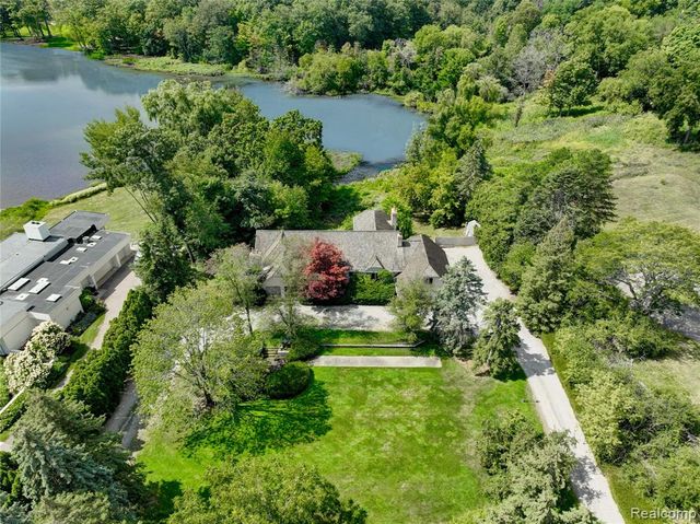 363 Lakewood Drive, Bloomfield Hills, MI 48304