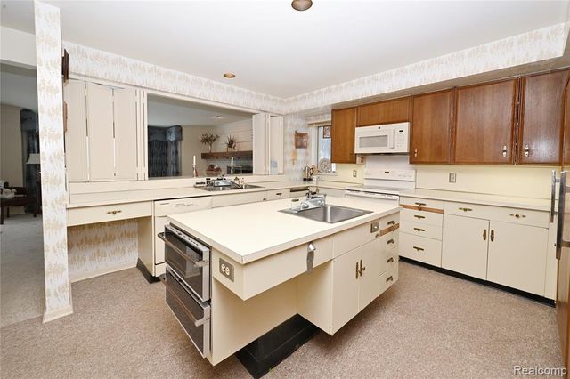 363 Lakewood Drive, Bloomfield Hills, MI 48304