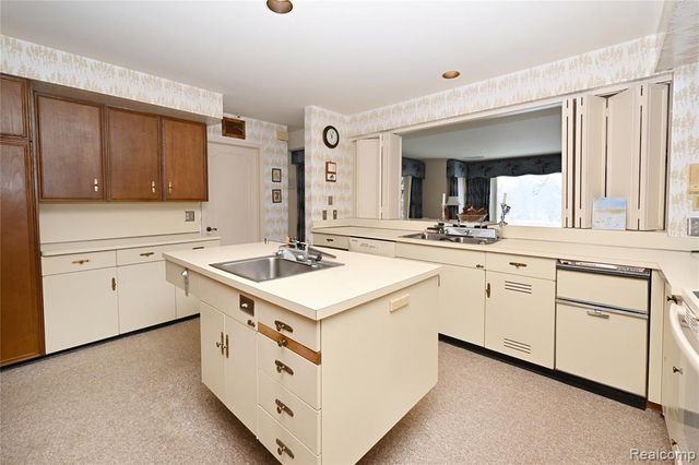 363 Lakewood Drive, Bloomfield Hills, MI 48304