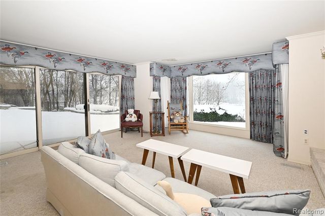 363 Lakewood Drive, Bloomfield Hills, MI 48304