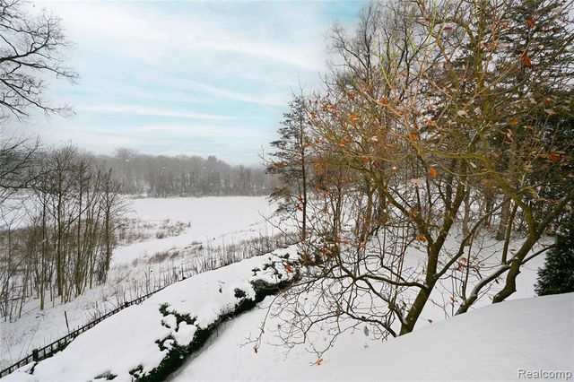 363 Lakewood Drive, Bloomfield Hills, MI 48304