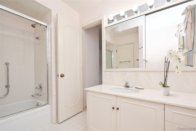 363 Lakewood Drive, Bloomfield Hills, MI 48304
