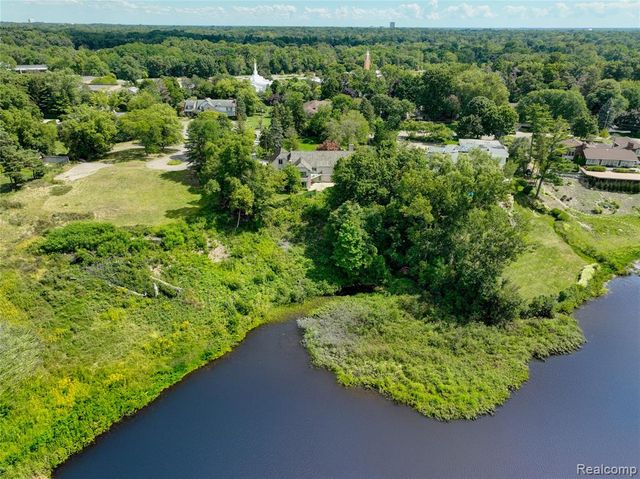 363 Lakewood Drive, Bloomfield Hills, MI 48304