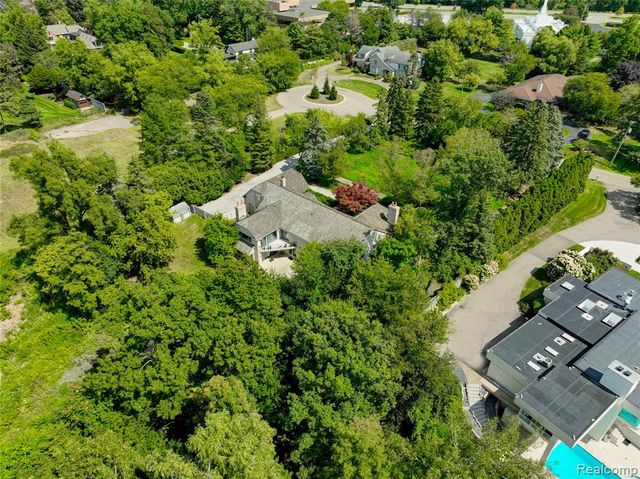 363 Lakewood Drive, Bloomfield Hills, MI 48304