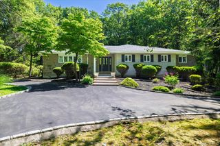 7 Deer Path, Port Jefferson, NY 11777