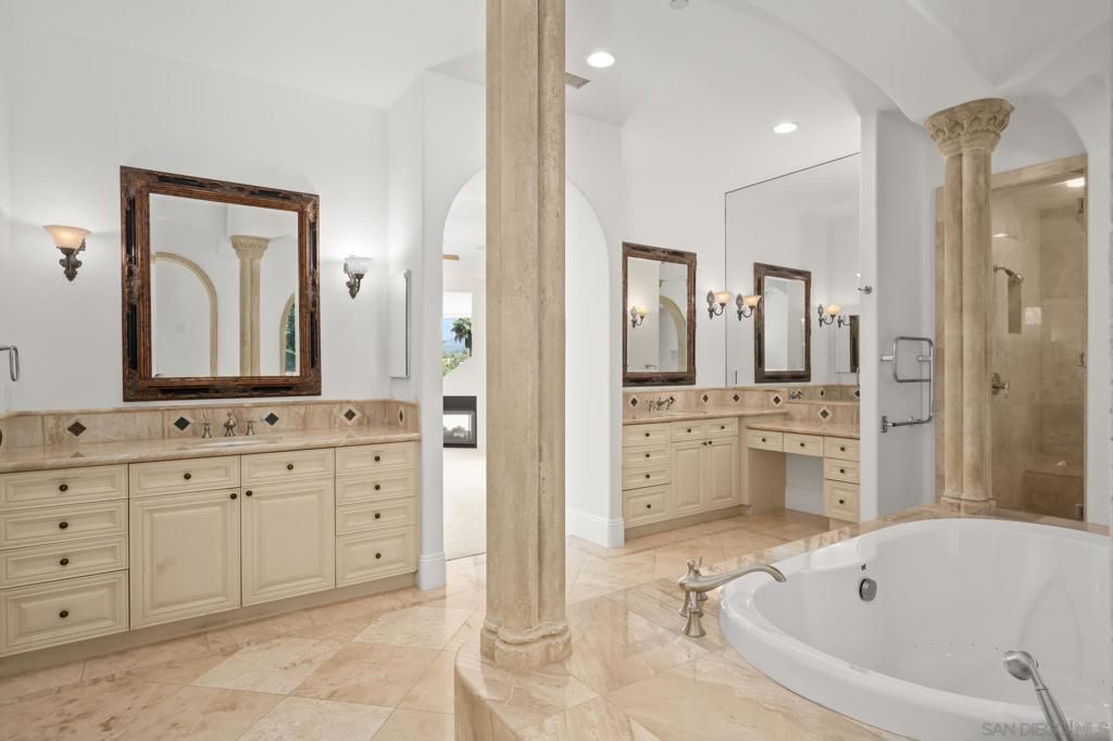 Image 8 of property listing at 6319 Via Naranjal, Rancho Santa Fe, CA 92067