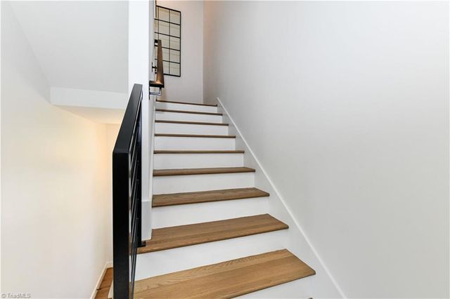 3237 W Friendly Avenue, Greensboro, NC 27408