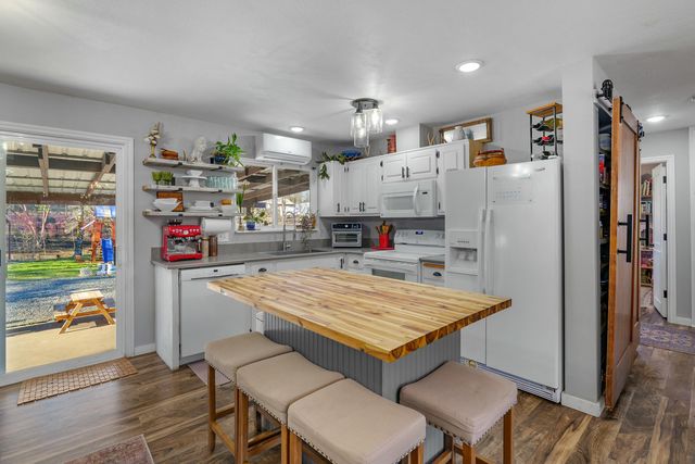 3300 Cloverlawn Drive, Grants Pass, OR 97527