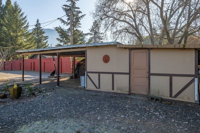 3300 Cloverlawn Drive, Grants Pass, OR 97527