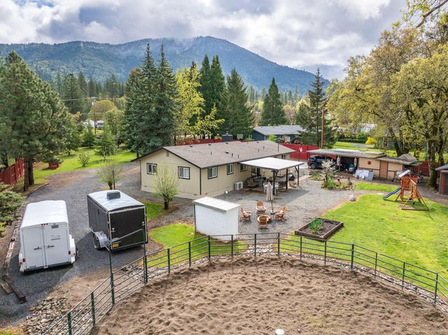 3300 Cloverlawn Drive, Grants Pass, OR 97527