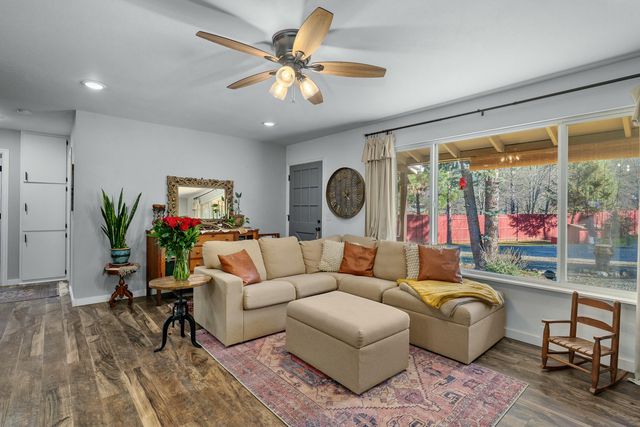 3300 Cloverlawn Drive, Grants Pass, OR 97527