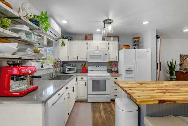 3300 Cloverlawn Drive, Grants Pass, OR 97527