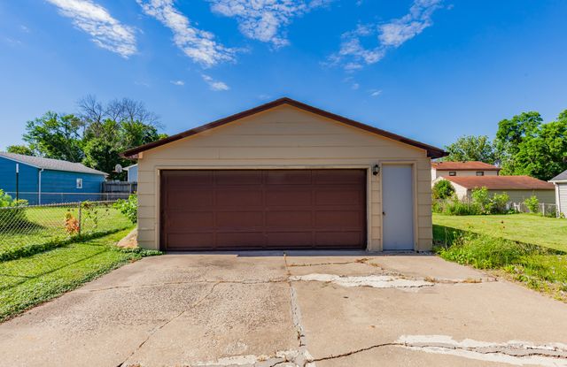 4133 E Madison Avenue, Des Moines, IA 50317