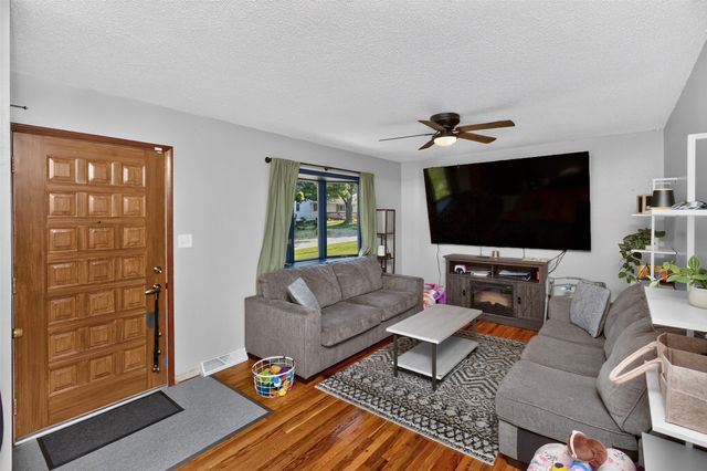 4133 E Madison Avenue, Des Moines, IA 50317