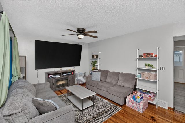 4133 E Madison Avenue, Des Moines, IA 50317