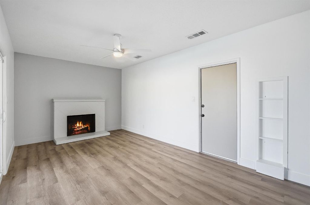 Image 10 of property listing at 821 W Fairmont Avenue, Clovis, CA 93612