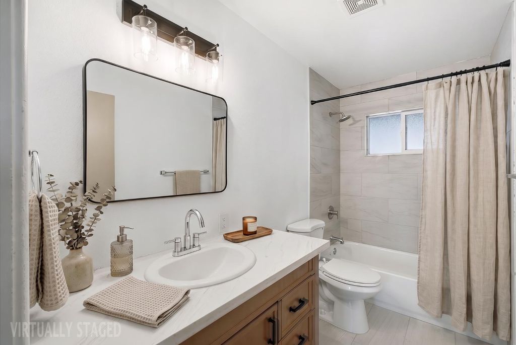 Image 13 of property listing at 821 W Fairmont Avenue, Clovis, CA 93612