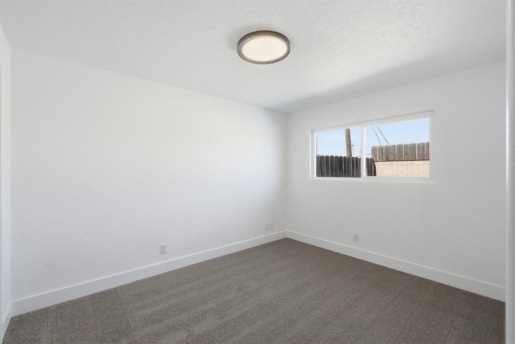 Image 16 of property listing at 821 W Fairmont Avenue, Clovis, CA 93612