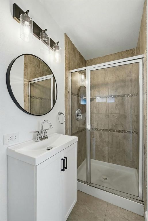 Image 20 of property listing at 821 W Fairmont Avenue, Clovis, CA 93612